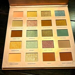 ICONIC “TREAT YOURSELF” EYESHADOW